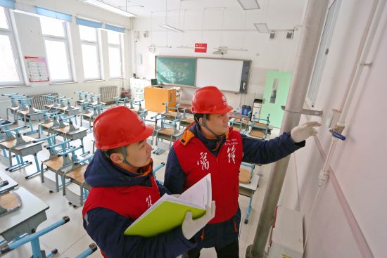 2月22日，国网沈阳供电公司组织共产党员服务队队员前往沈阳市浑南区第四中学，对校内线路设备进行“把脉问诊”，排查消除用电隐患。杨博文 摄