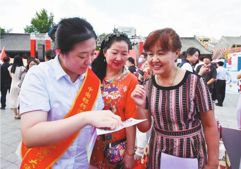 中国银行辽宁省分行在沈阳桃仙机场开展特色金融教育宣传活动。 本文图片由受访单位提供