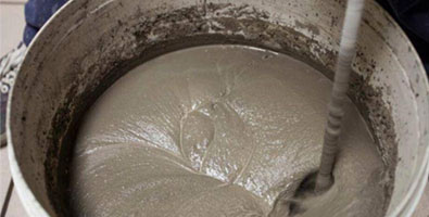 为何有些工人在贴瓷砖时，要用瓷砖胶？它到底有没有用？