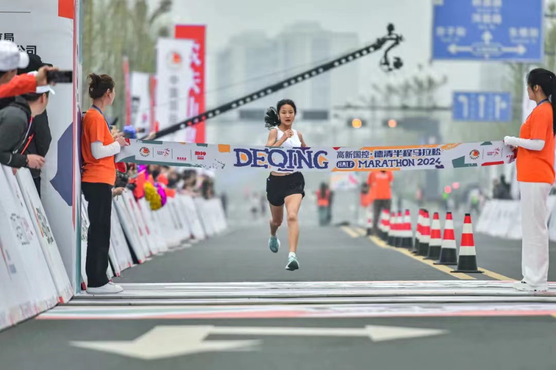 热烈祝贺沈阳阳光青少年田径俱乐部运动员 勇夺德清半程马拉松女子组冠亚季军