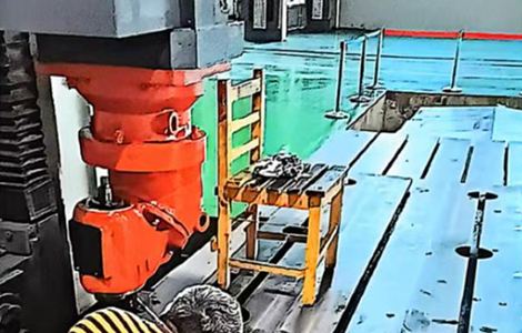 齐齐哈尔某学院13.5米龙门设备大修